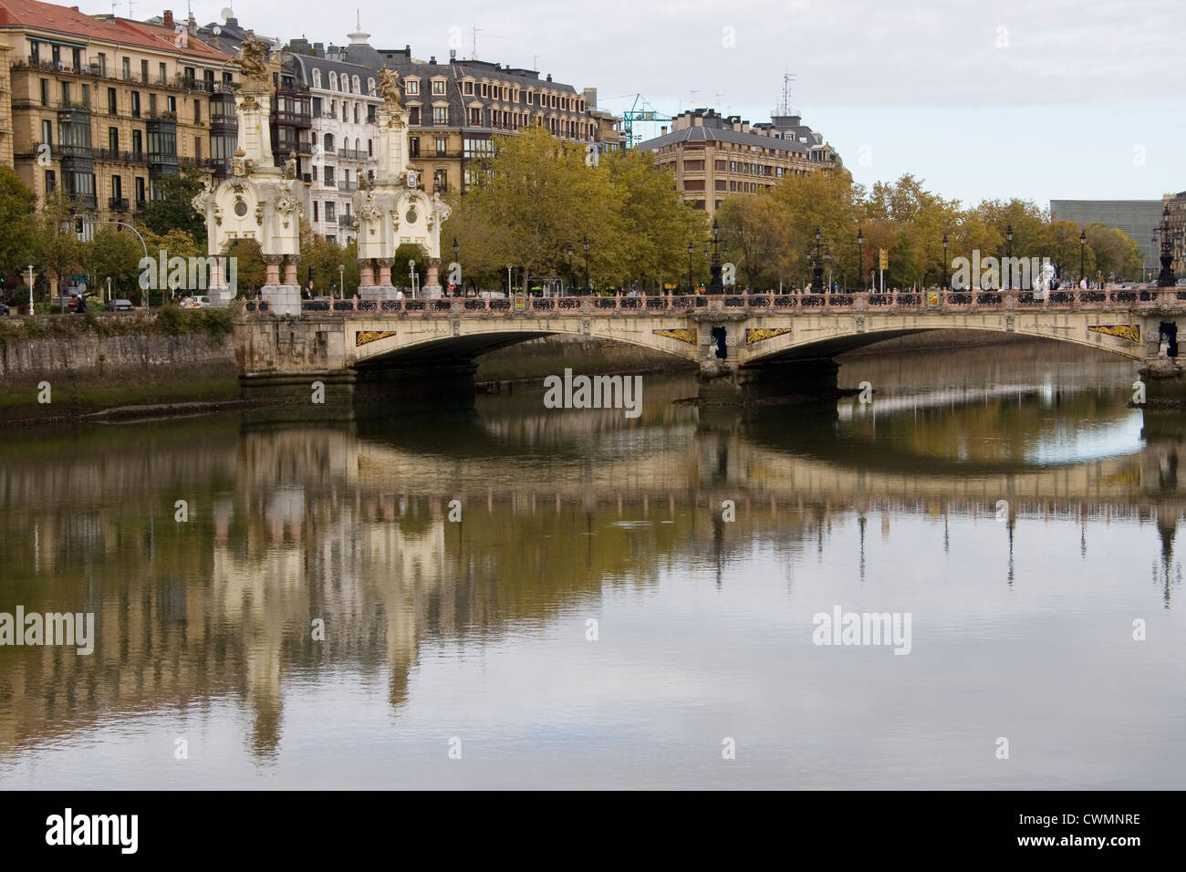 Maria Cristina Brücke Fluss Urumea in San Sebastian Stockfoto