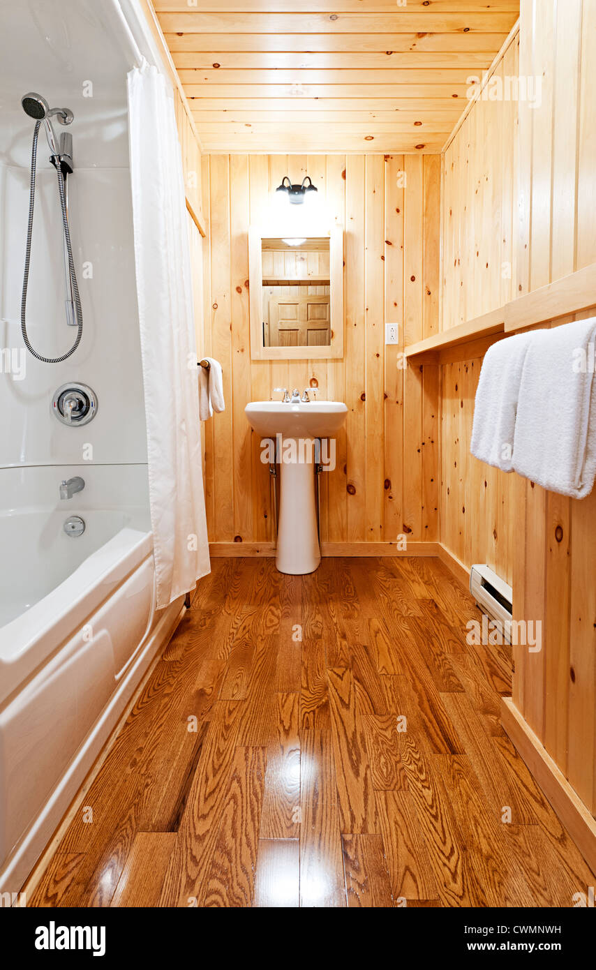 Waschraum-Interieur mit Kiefer Holz Wand Beplankung Stockfoto