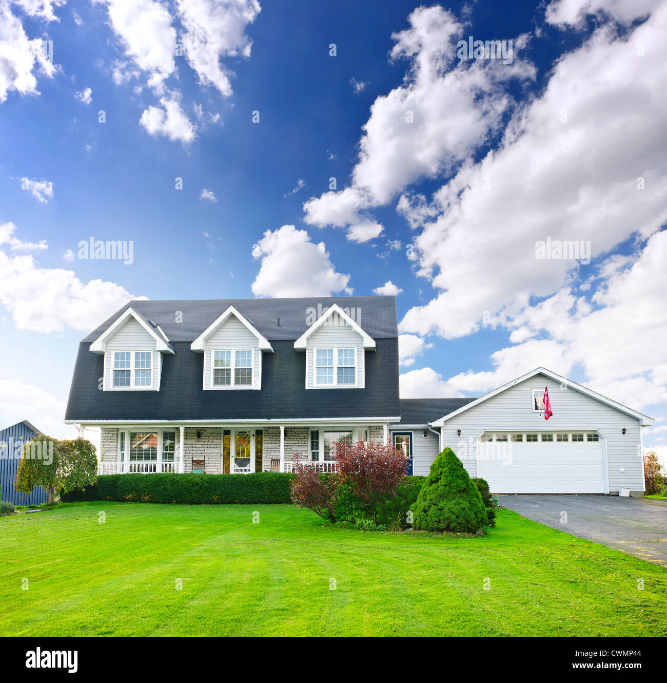 Schönes zweistöckiges Wohnhaus mit Gauben und angebaute garage Stockfoto