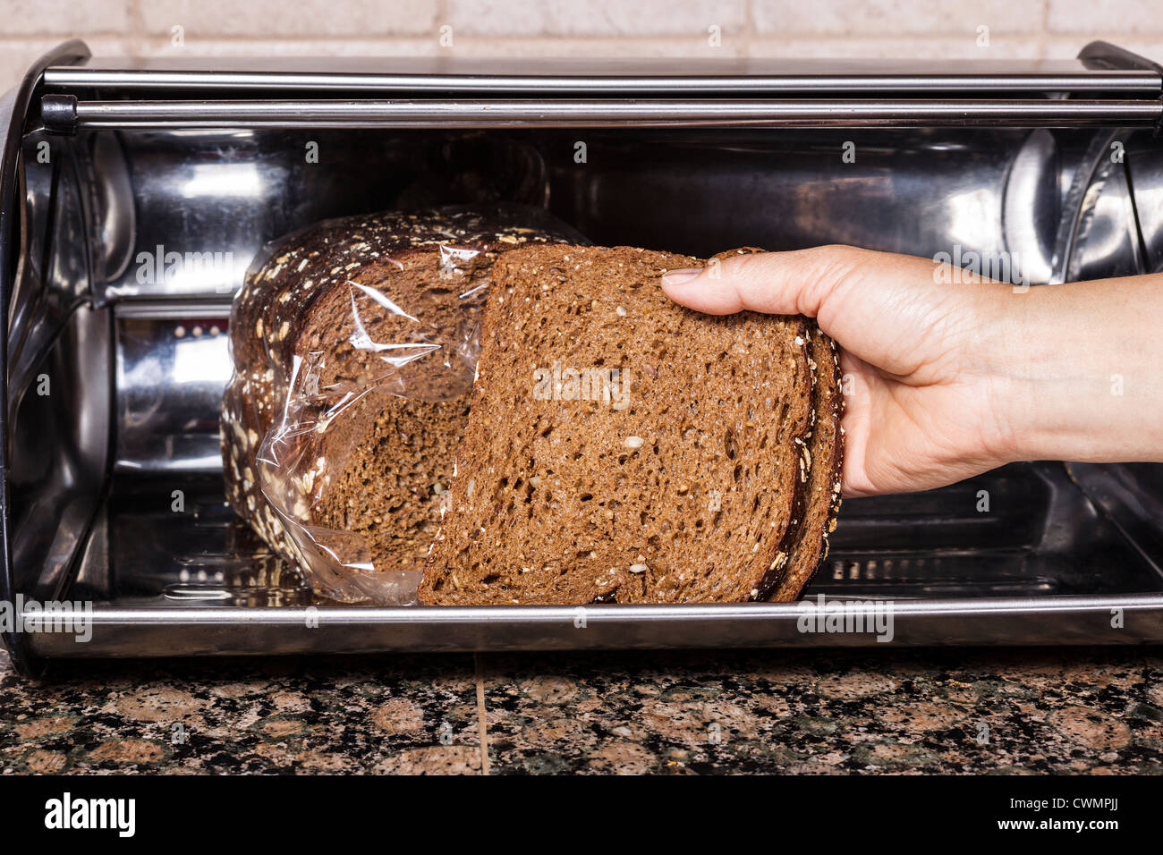 Frisches Brot aus Edelstahl-Behälter in Küche Stockfoto