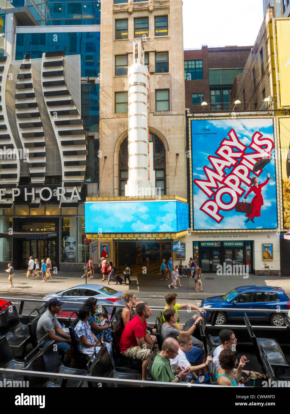 Tour-Bus, Touristen und Broadway Show Festzelte, 42nd Street, NYC Stockfoto