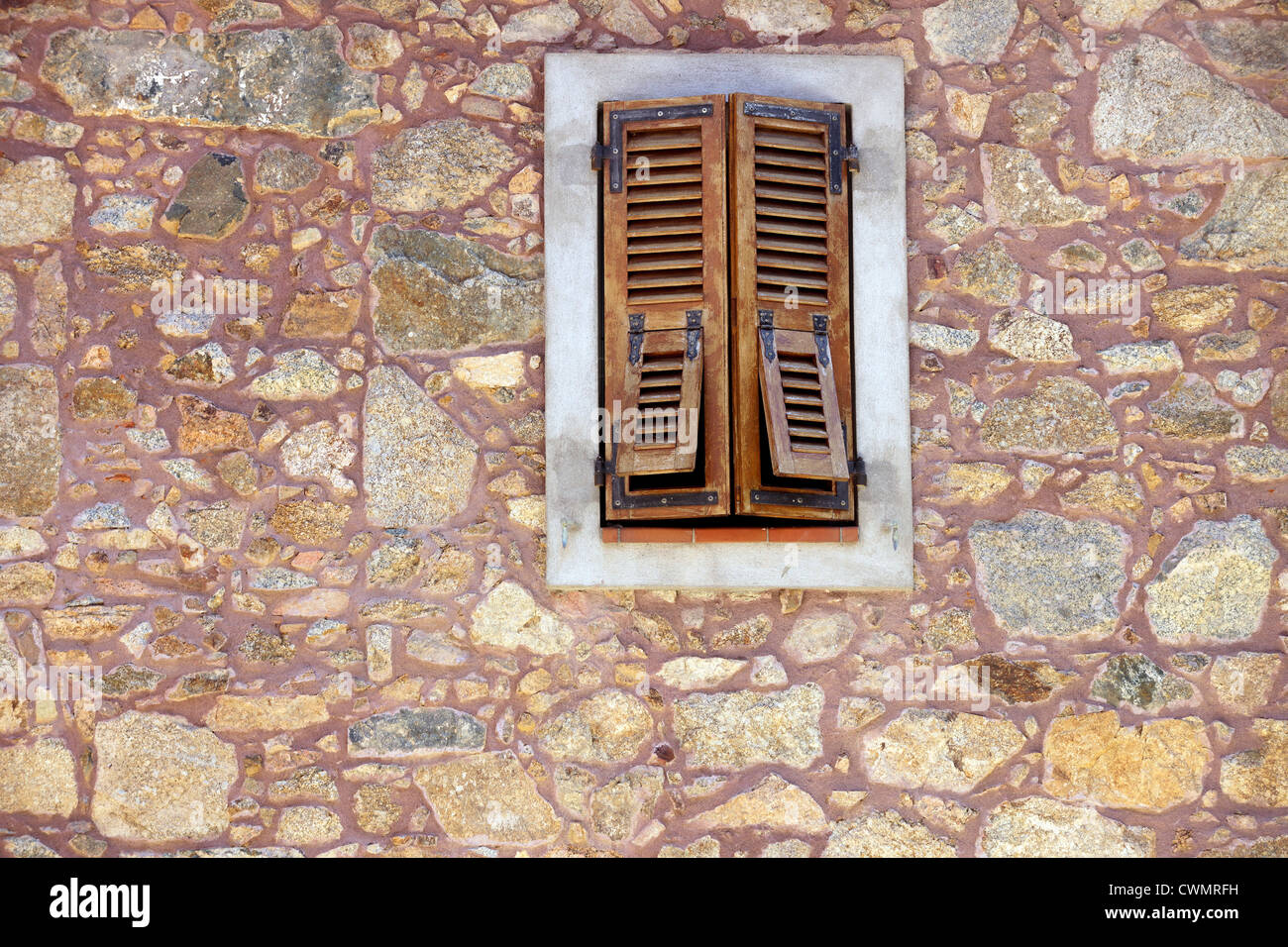traditionelle Holz Jalousie und Fenster auf Granitwand, Korsika, Frankreich Stockfoto