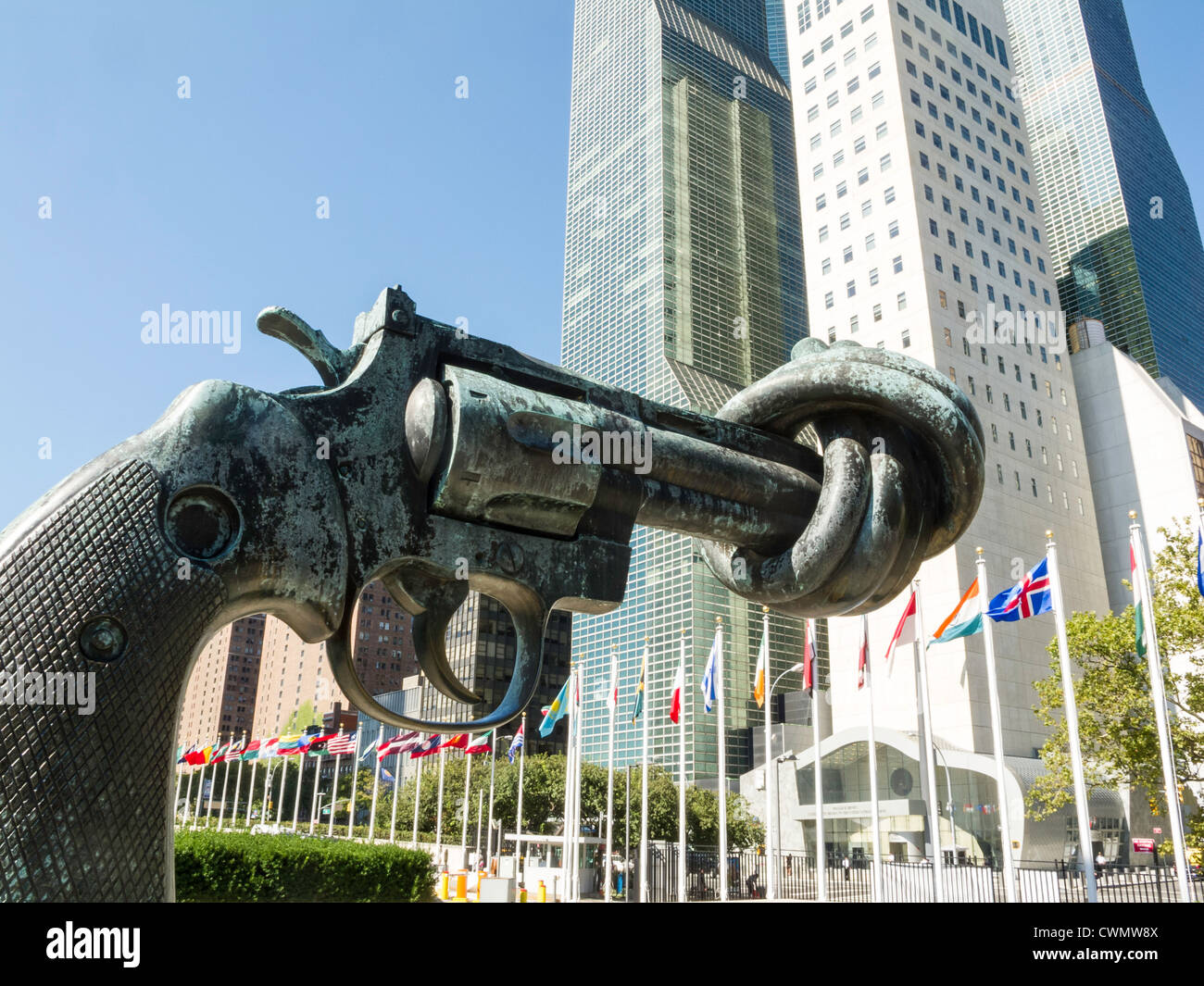 Geknotete Gun genannt Non-Violence Skulptur, Amtssitz der Vereinten Nationen, NYC Stockfoto