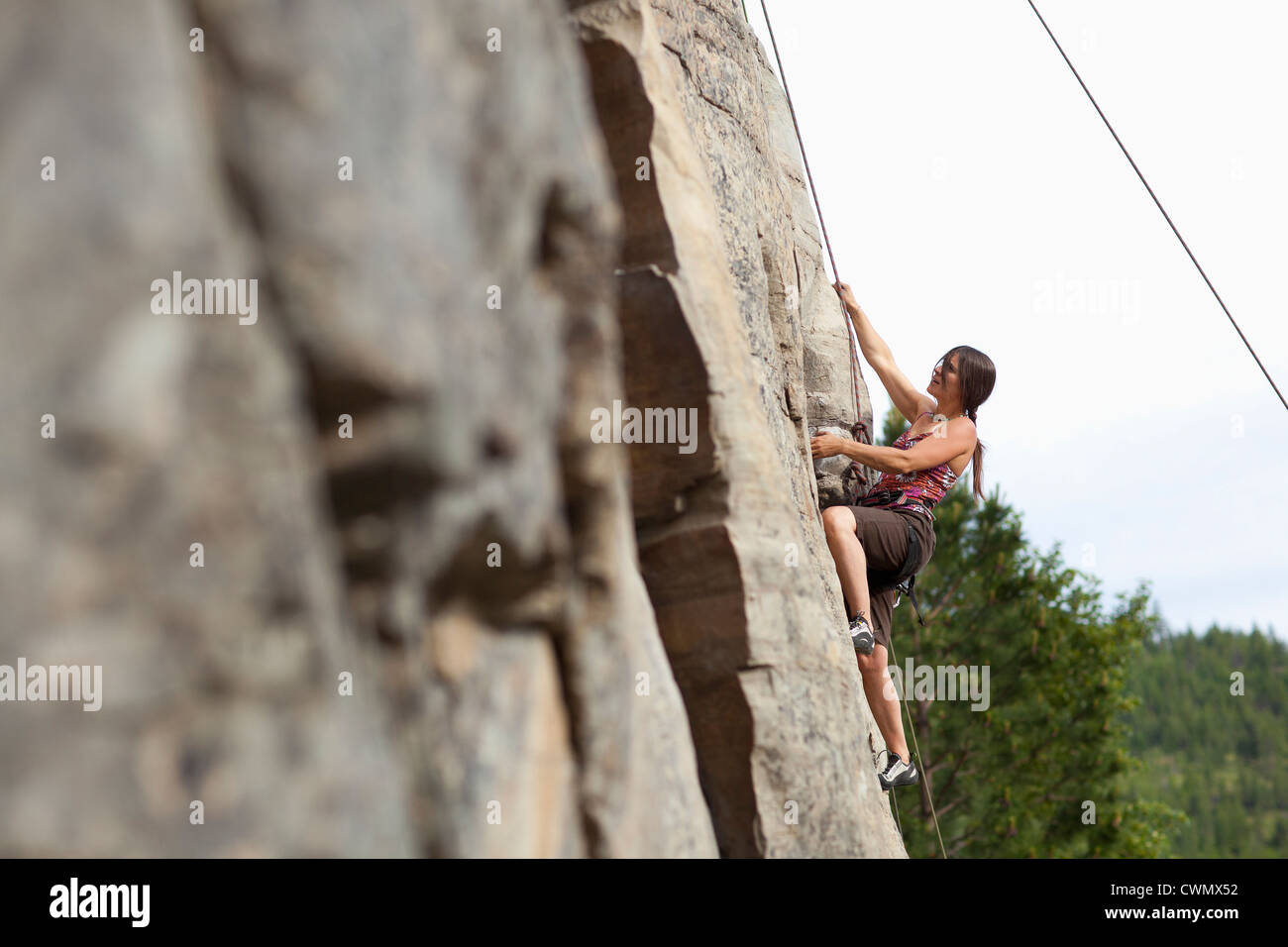 Lächelnde Frau Klettern Stockfoto