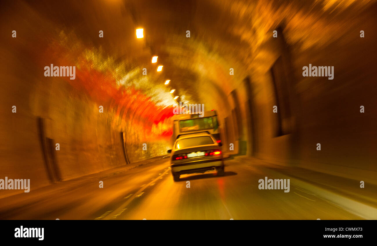 Ungarn, Budapest, Castle Hill, Autos fahren durch tunnel Stockfoto