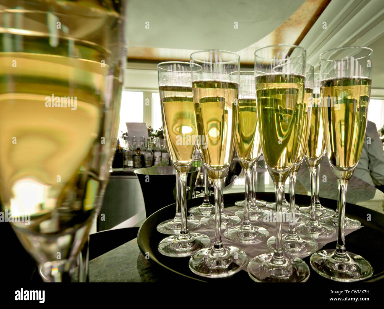 Chapmagne Flöten auf Tablett im restaurant Stockfoto