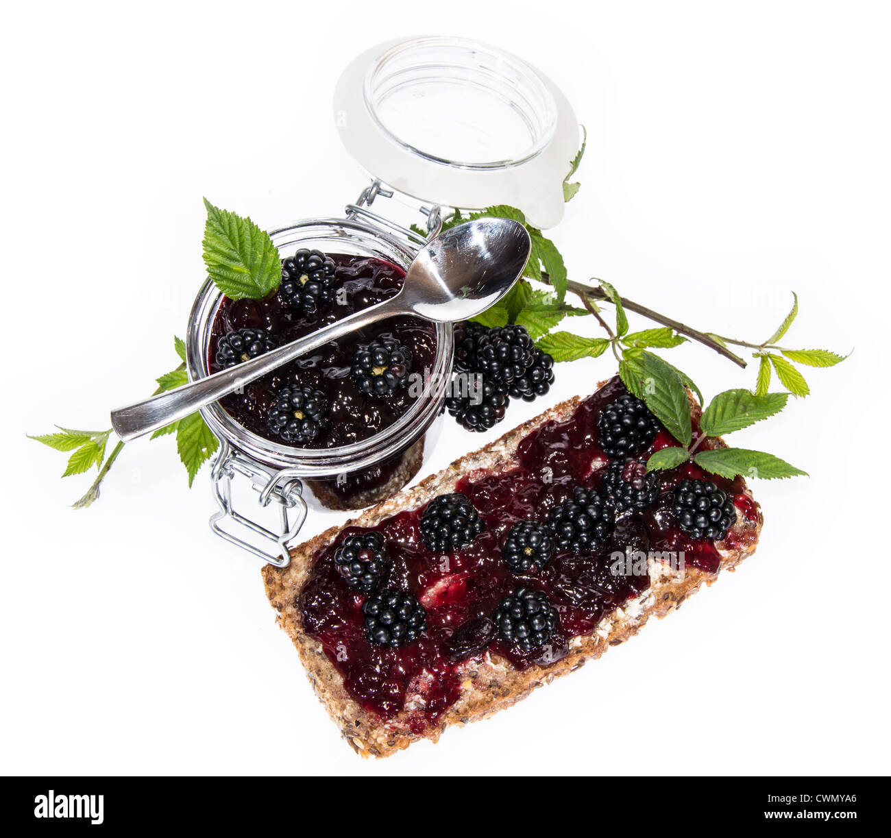 Brot und Glas mit Blackberry Jam isoliert auf weiss Stockfoto