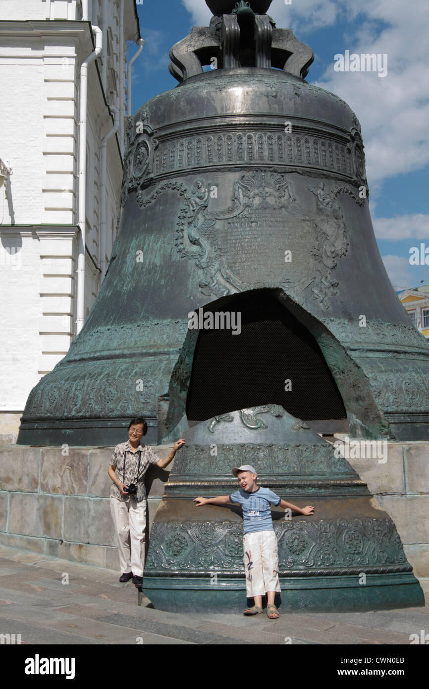 Zarenglocke, Moskauer Kreml, Russland. Touristen posieren vor die Zarenglocke, Moskauer Kreml, Russland. Stockfoto