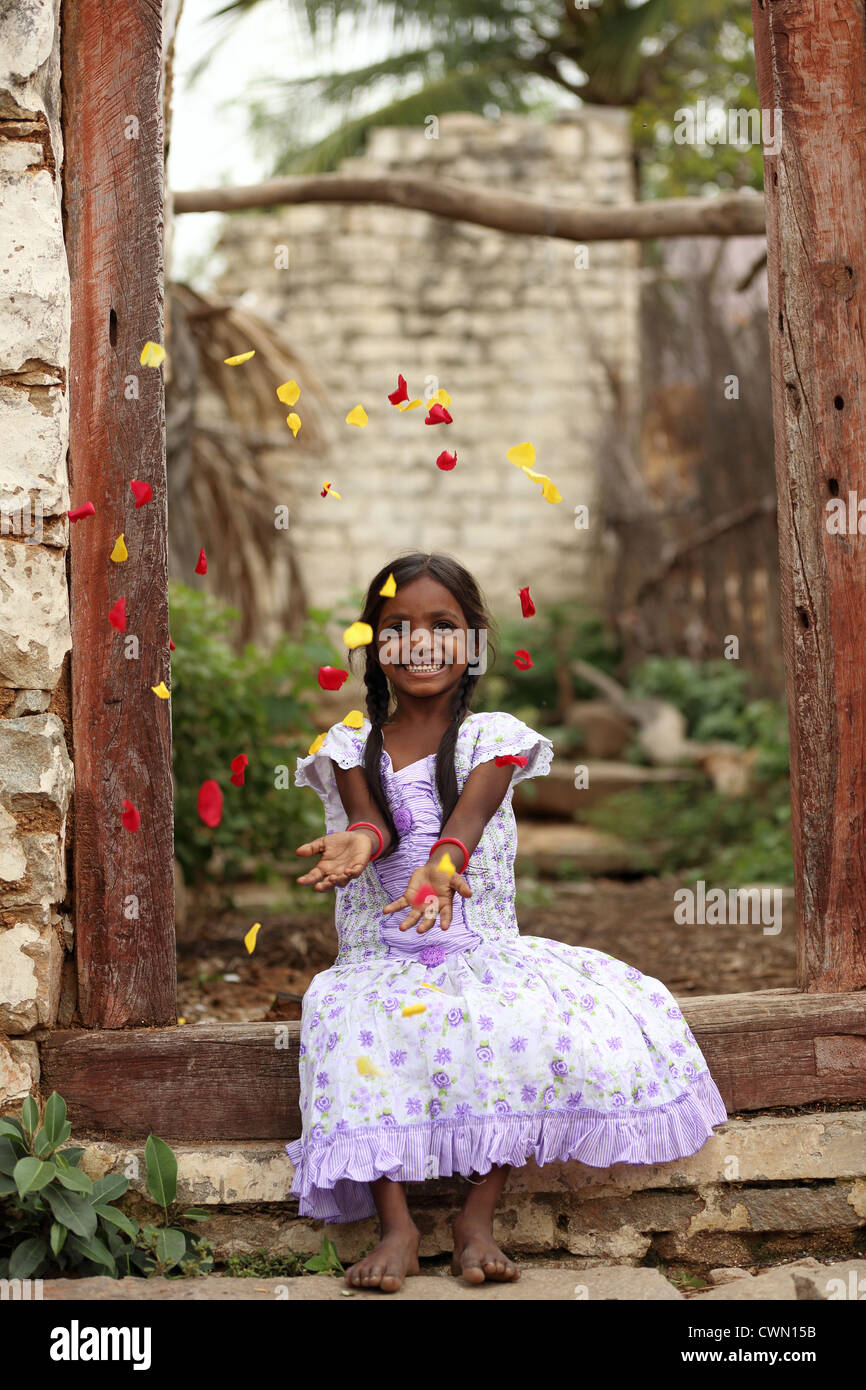 Junge Inderin ländlichen wirft Rosenblätter Andhra Pradesh in Indien Stockfoto