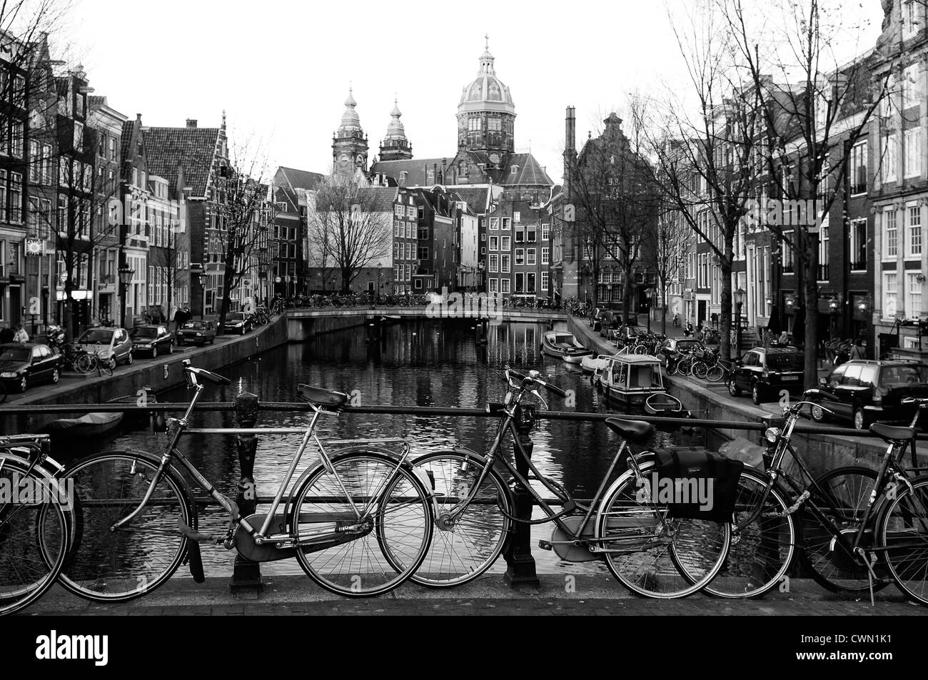 Amsterdam Fahrrad Fahrräder angekettet gesperrten Geländer Kanal Wasserstraße gleichbedeutend Ducth Holland schwarz / weiß Stockfoto