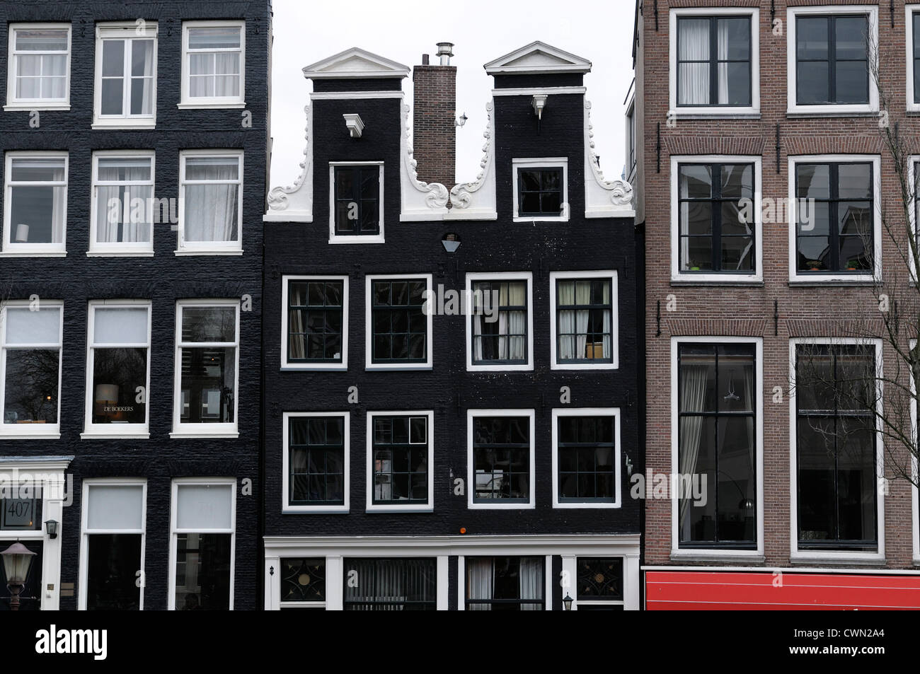 Kanal beherbergt Amsterdam alte holländische Stadt krumm wackelig ungewöhnliche deformierte nicht gerade Stockfoto
