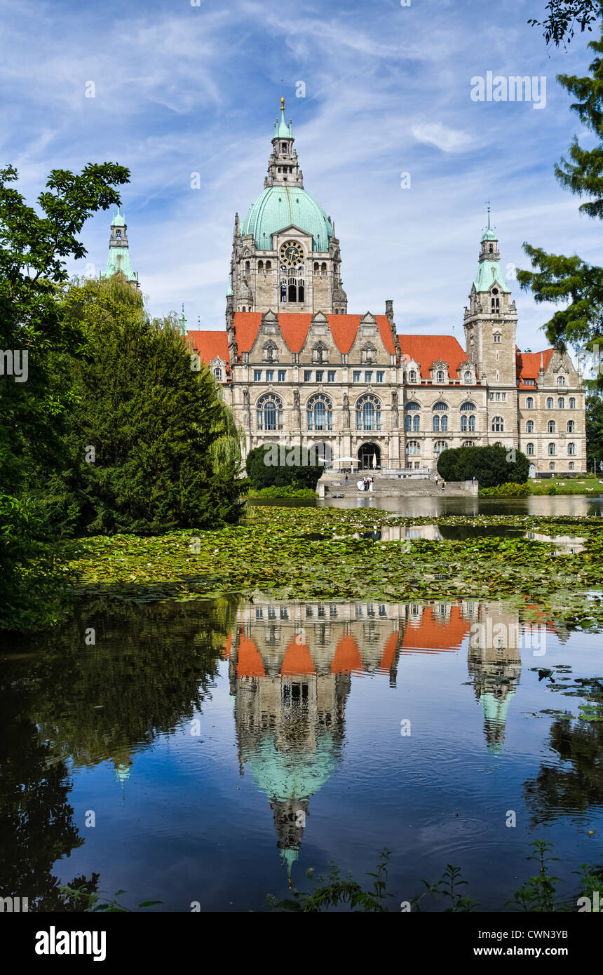 Rathaus von Hannover, Deutschland im Sommer mit Reflexion in einem See Stockfoto