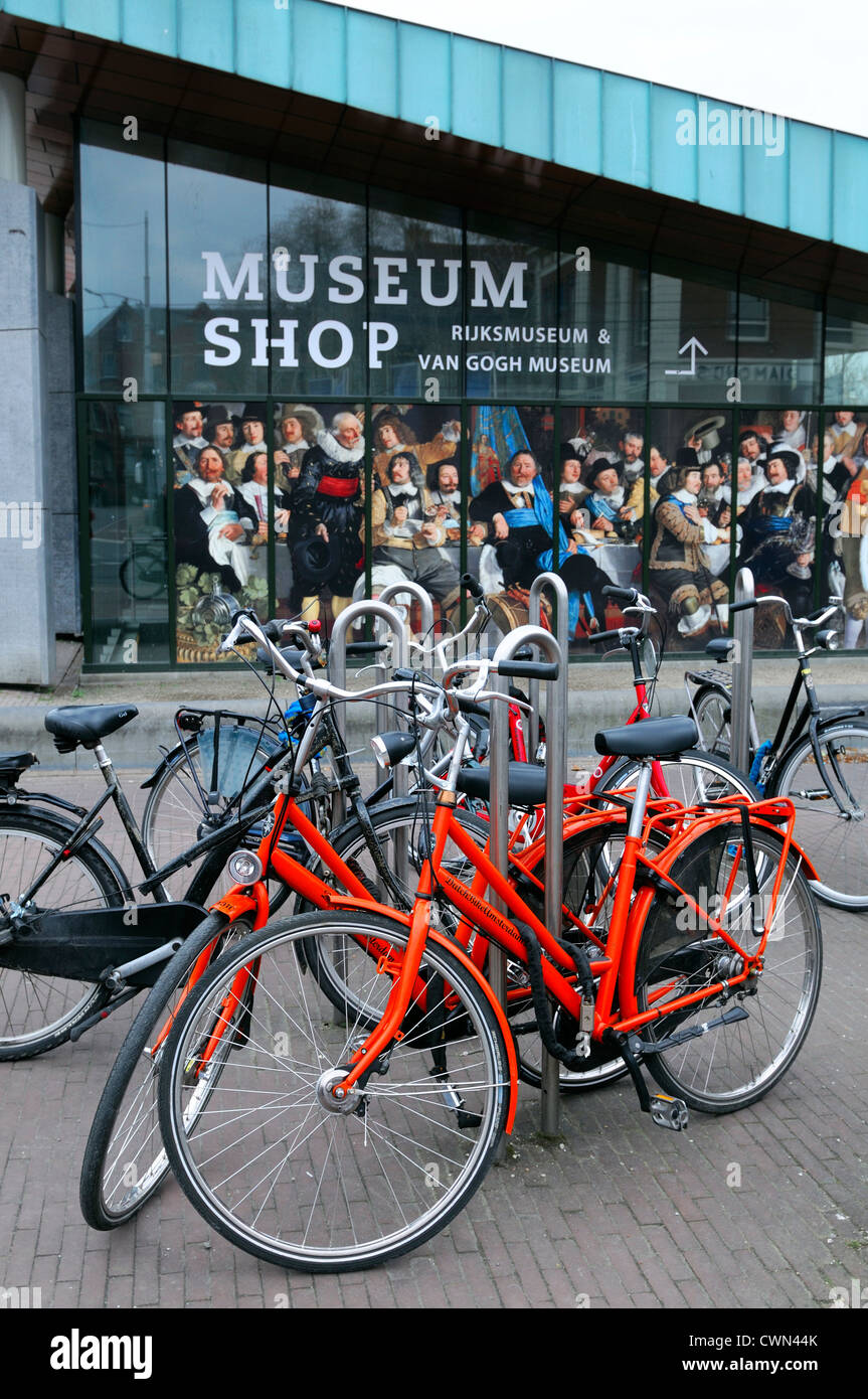 Fahrräder Fahrräder geparkt Park außerhalb von Van Gogh Museum Shop amsterdam Stockfoto