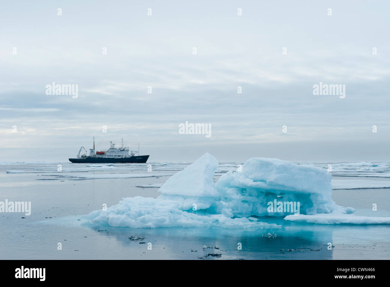 Kreuzfahrtschiff im arktischen Ozean nördlich von Spitzbergen, Svalbard Stockfoto