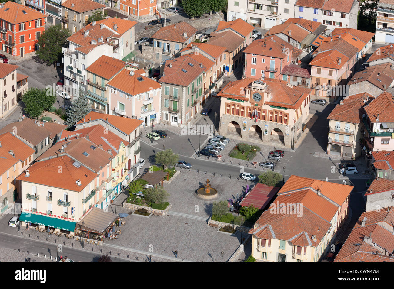 LUFTAUFNAHME. Rathaus von Roquebillière. Vésubie Valley, das Hinterland der französischen Riviera, Frankreich. Stockfoto