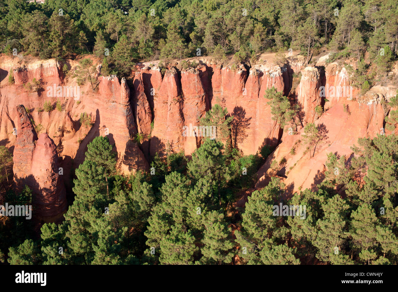 LUFTAUFNAHME. Rote ockerfarbene Lehmklippen. Roussillon, Lubéron, Vaucluse, Provence, Frankreich. Stockfoto