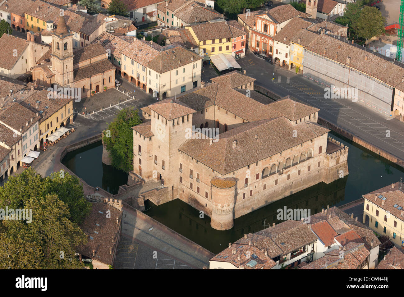 LUFTAUFNAHME. Rocca Sanvitale: Eine mittelalterliche Festung im Stadtzentrum von Fontanellato. Emilia-Romagna, Italien. Stockfoto