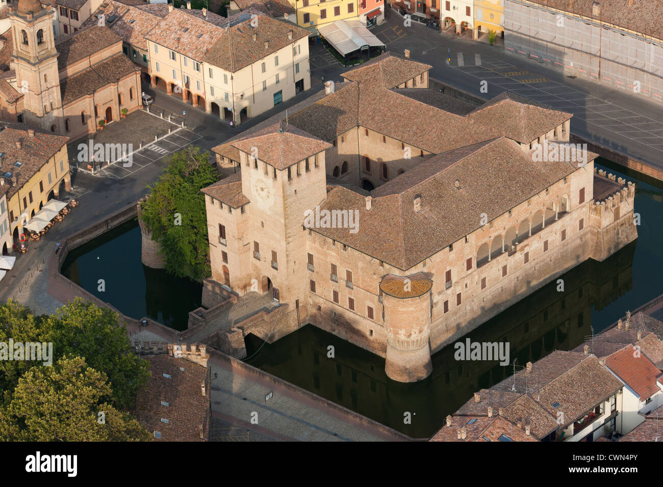 LUFTAUFNAHME. Rocca Sanvitale: Eine mittelalterliche Festung im Stadtzentrum von Fontanellato. Emilia-Romagna, Italien. Stockfoto