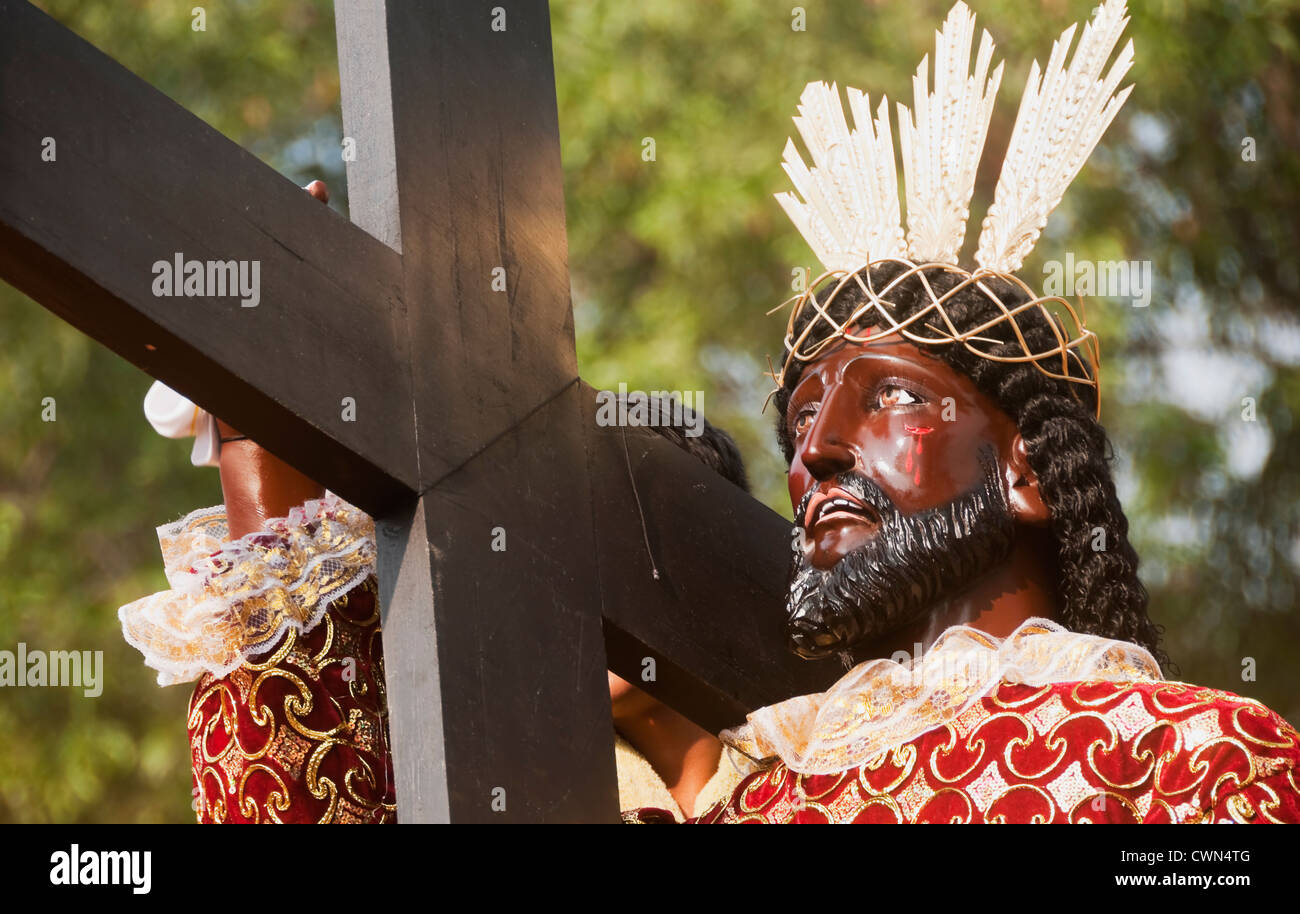 Eines der Black Nazarene Replikate während der Feier des Festes der Black Nazarene vorgeführt. Stockfoto