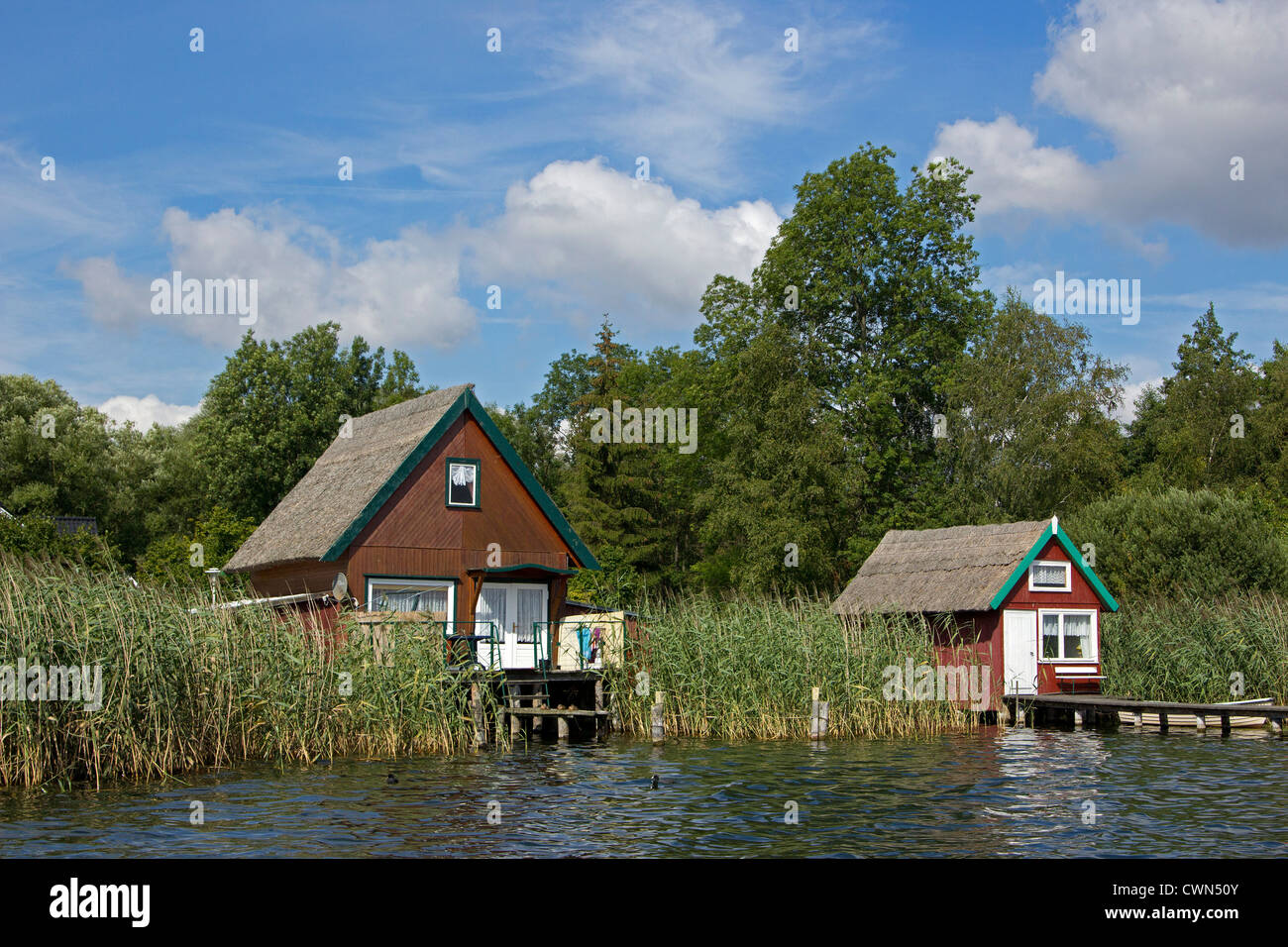 Bootshäuser am See, Krakow, Mecklenburgische Seenplatte, Mecklenburg-West Pomerania, Deutschland Stockfoto Bootshäuser am See, Krakow, Mecklenburgische Seenplatte, Mecklenburg-West Pomerania, Deutschland Stockfoto