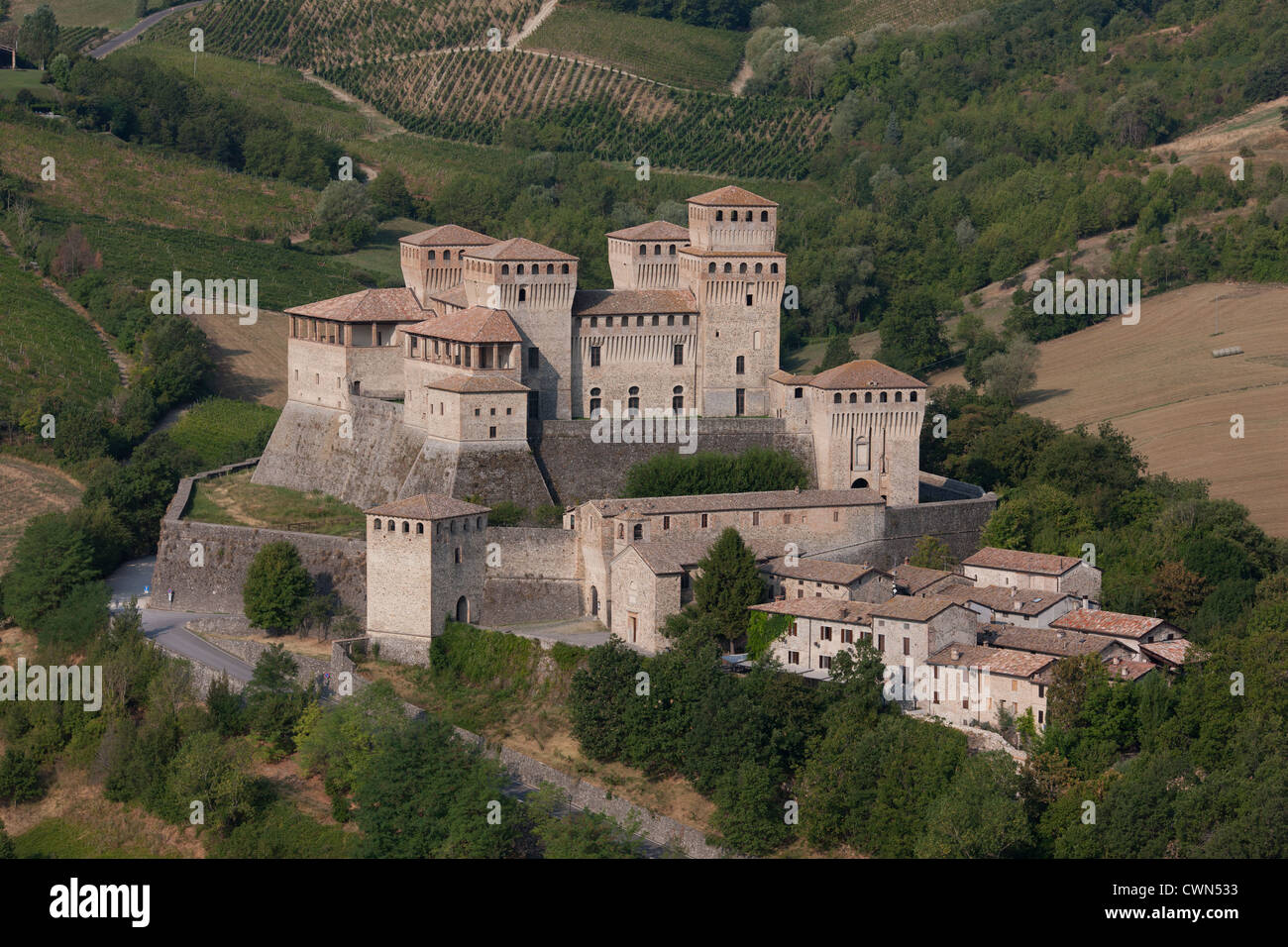 schloss-von-torrechiara-stockfotos-und-bilder-kaufen-alamy