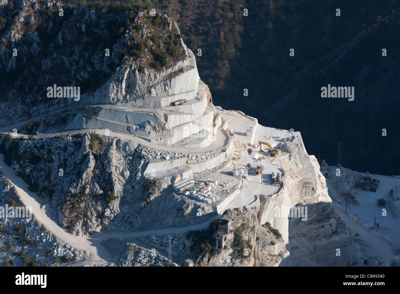 LUFTAUFNAHME. Steinbruch aus weißem Marmor. Carrara, Provinz Massa und Carrara, Toskana, Italien. Stockfoto