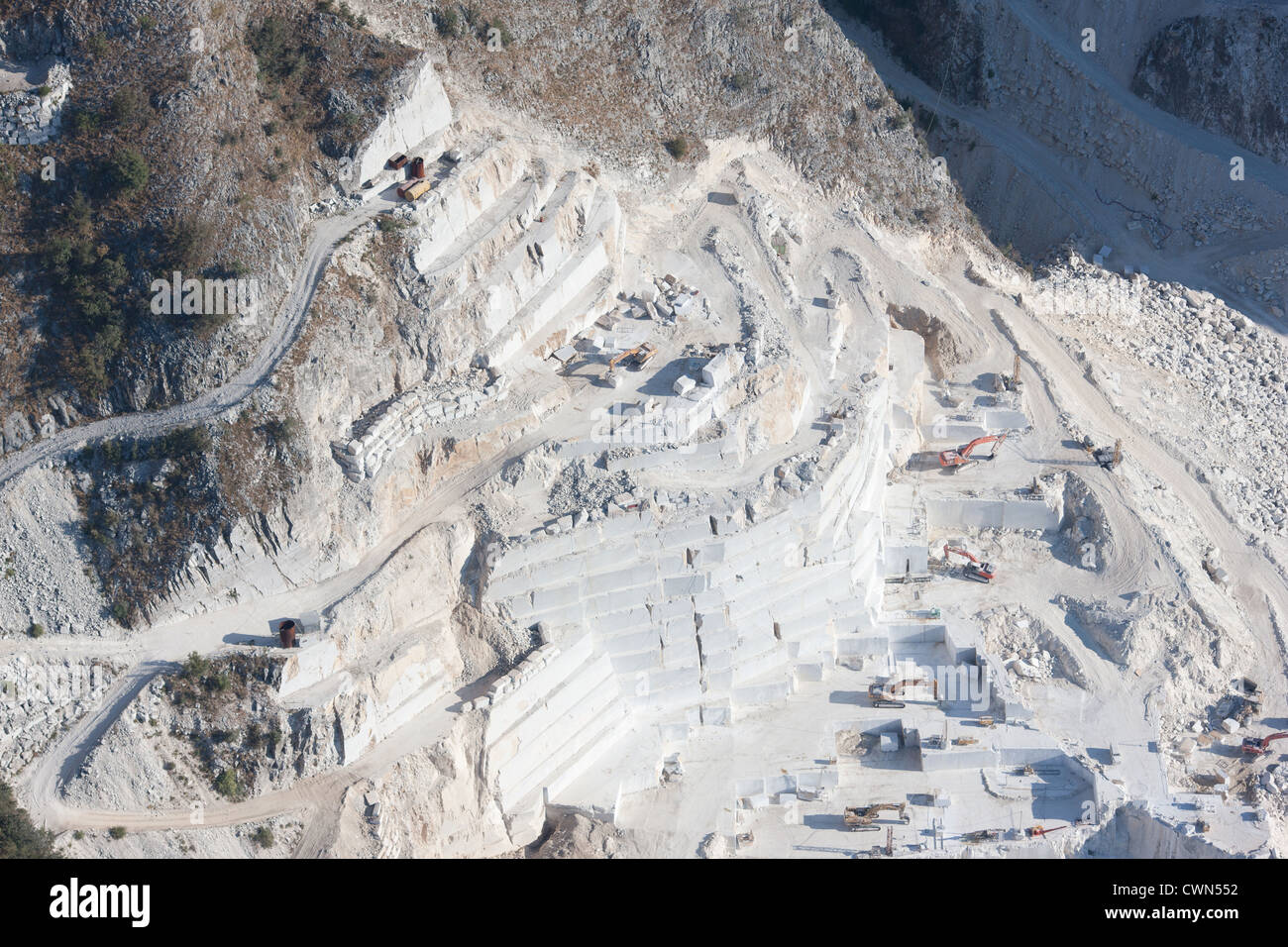 LUFTAUFNAHME. Steinbruch aus weißem Marmor. Carrara, Provinz Massa und Carrara, Toskana, Italien. Stockfoto
