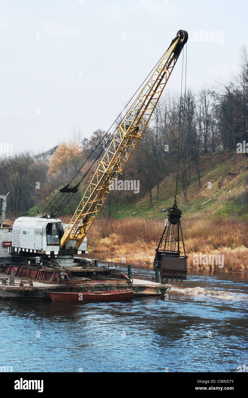 Der Bagger auf das Binnenschiff. Stockfoto