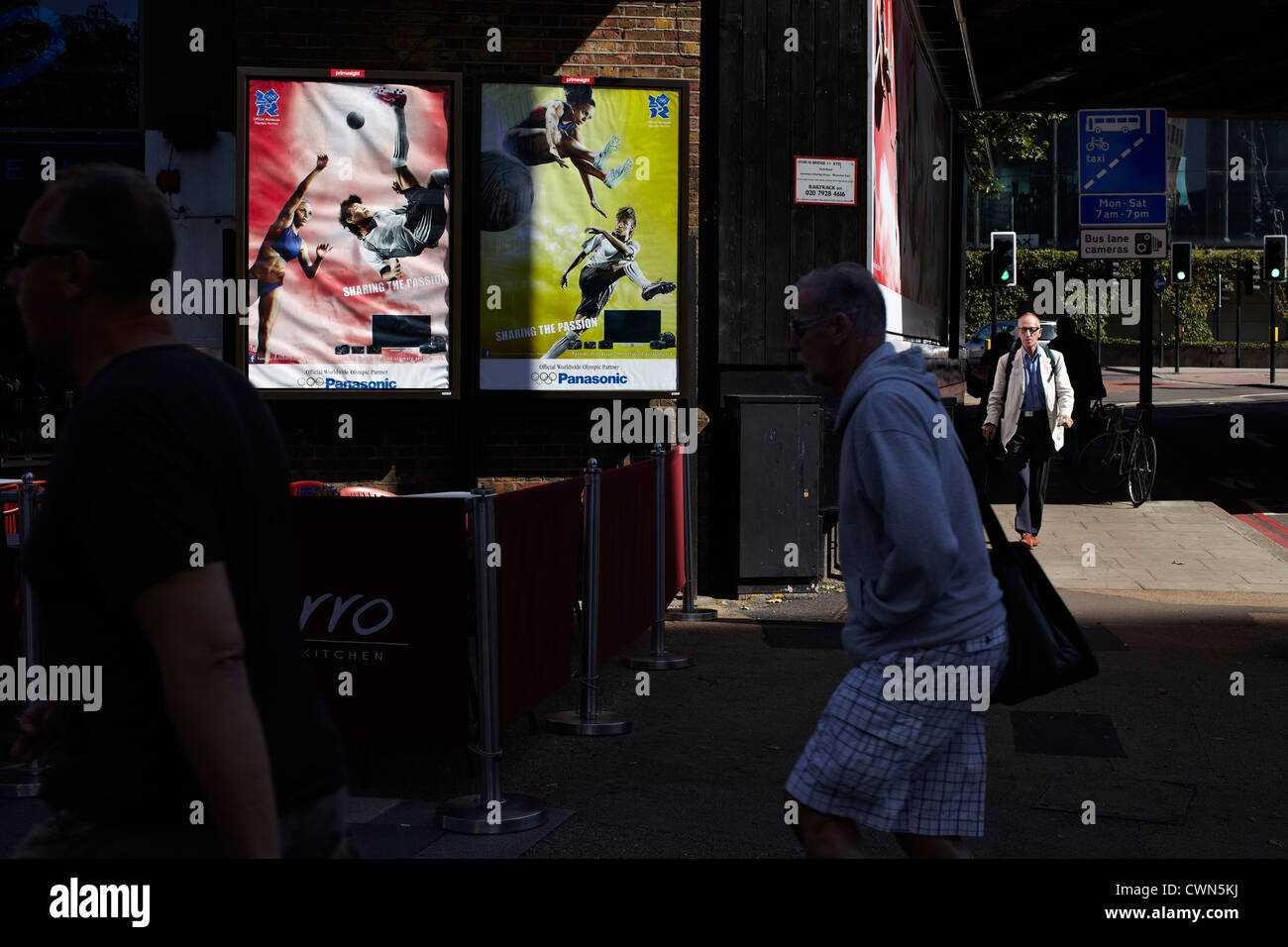 Adshells, Werbetafeln und hinterleuchtete Plakat und Design auf der Straße von London UK. Stockfoto