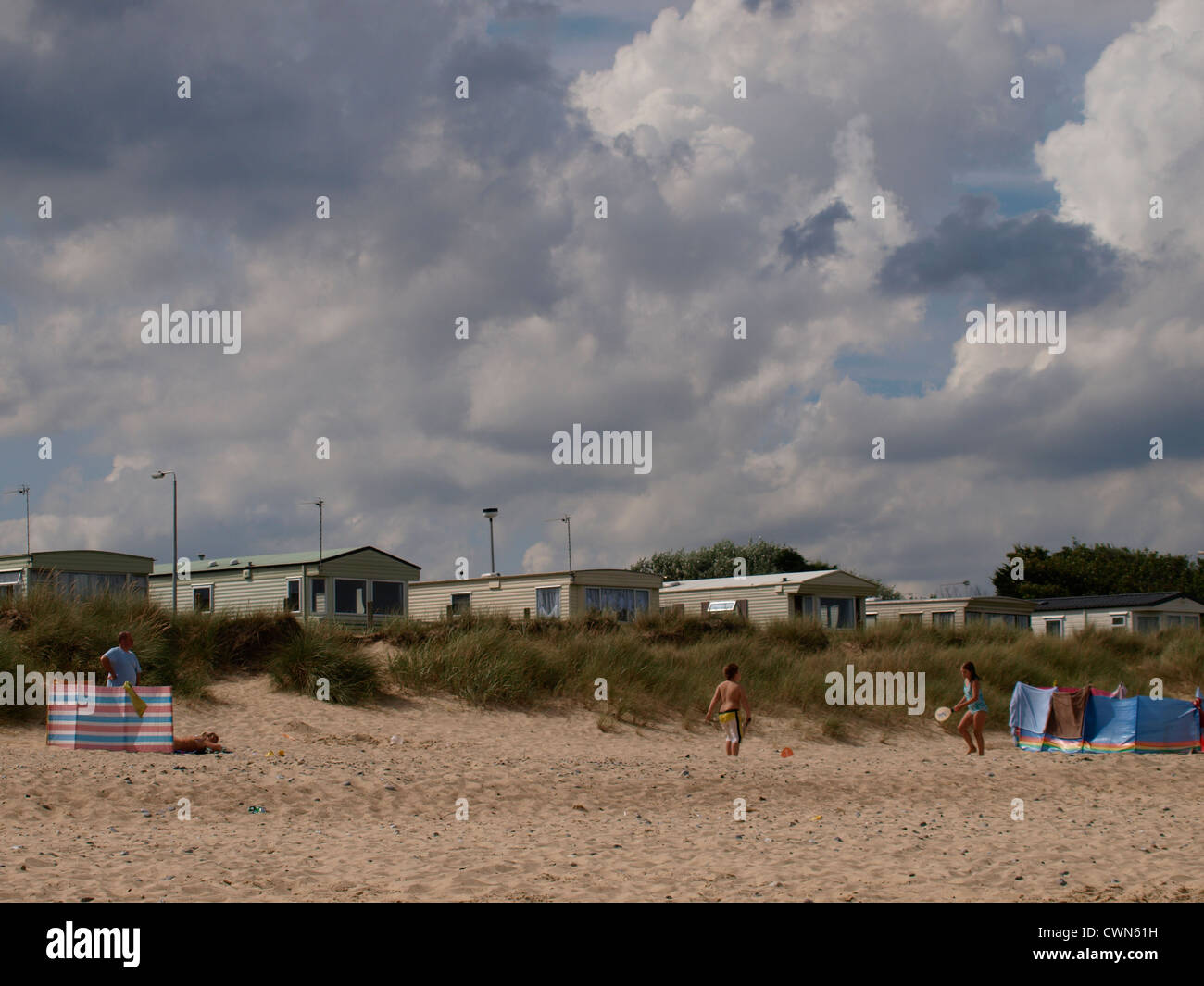 Strand vor dem Wohnwagen Ferienpark, Caister-on-Sea, Norfolk, Großbritannien Stockfoto