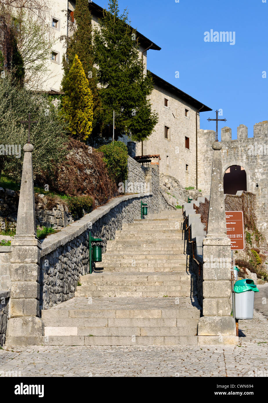 Treppe Detail in Castelmonte Heiligtum der Jungfrau Maria, Cividale del Friuli. Udine, Italien Stockfoto