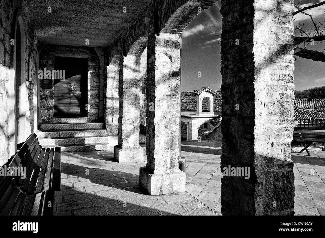 Inneren Veranda in Castelmonte Heiligtum der Jungfrau Maria, Cividale del Friuli. Udine, Italien. Schwarz-weiß-Version. Stockfoto