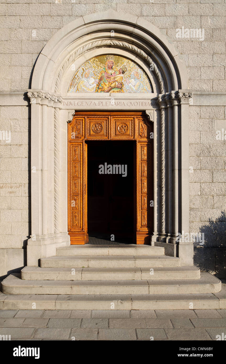 Eingang zur Kirche in Castelmonte Heiligtum der Jungfrau Maria, Cividale del Friuli. Udine, Italien Stockfoto