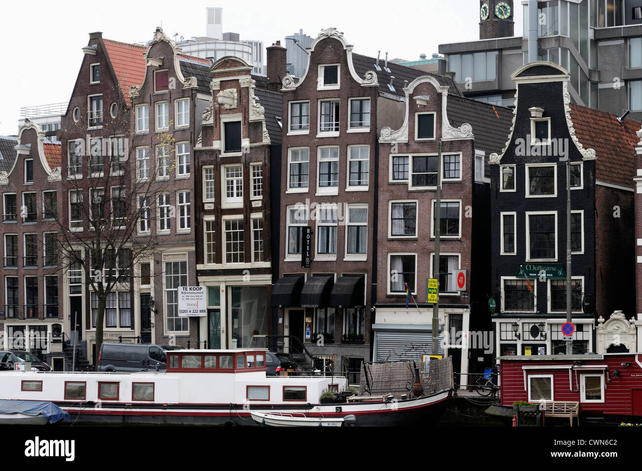 Kanal beherbergt Amsterdam alte holländische Stadt krumm wackelig ungewöhnliche deformierte nicht gerade Stockfoto