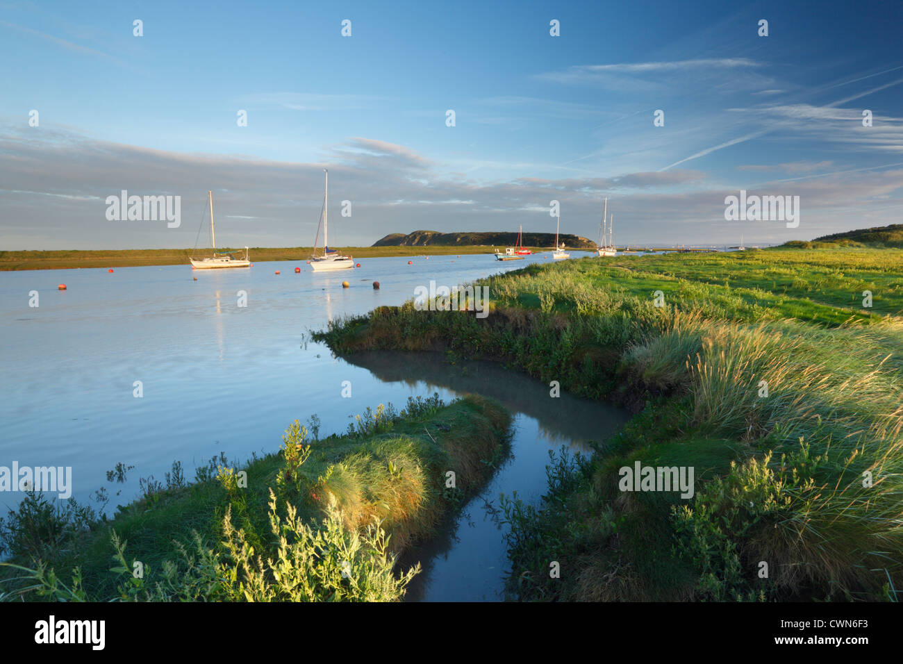 Axt Flussmündung bei Flut mit Brean Down in der Ferne. In der Nähe von bergauf, Somerset. England. VEREINIGTES KÖNIGREICH. Stockfoto