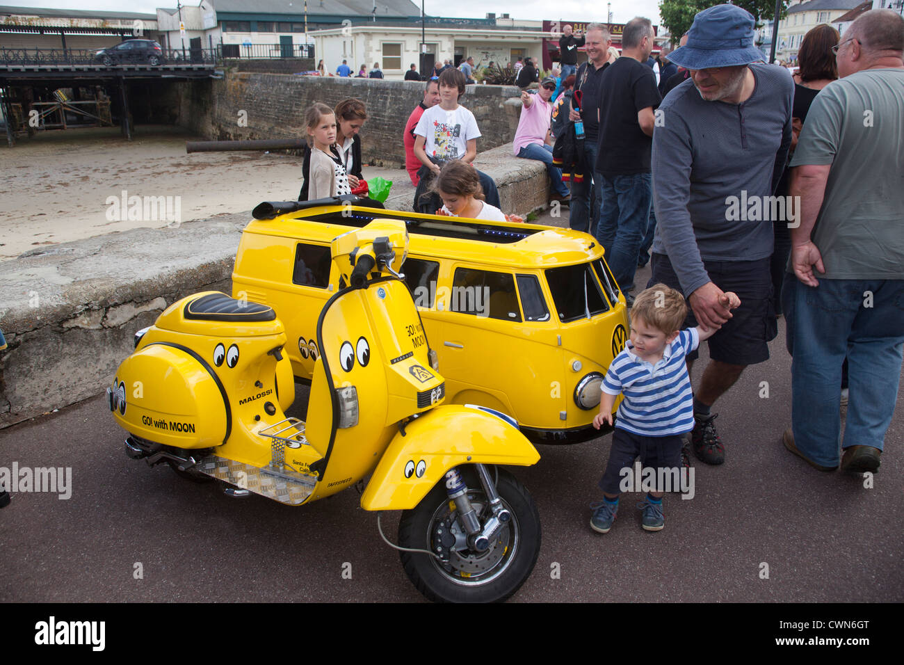 Vespa mit Beiwagen VW Campervan International Scooter Rally Isle Of Wight England UK Stockfoto