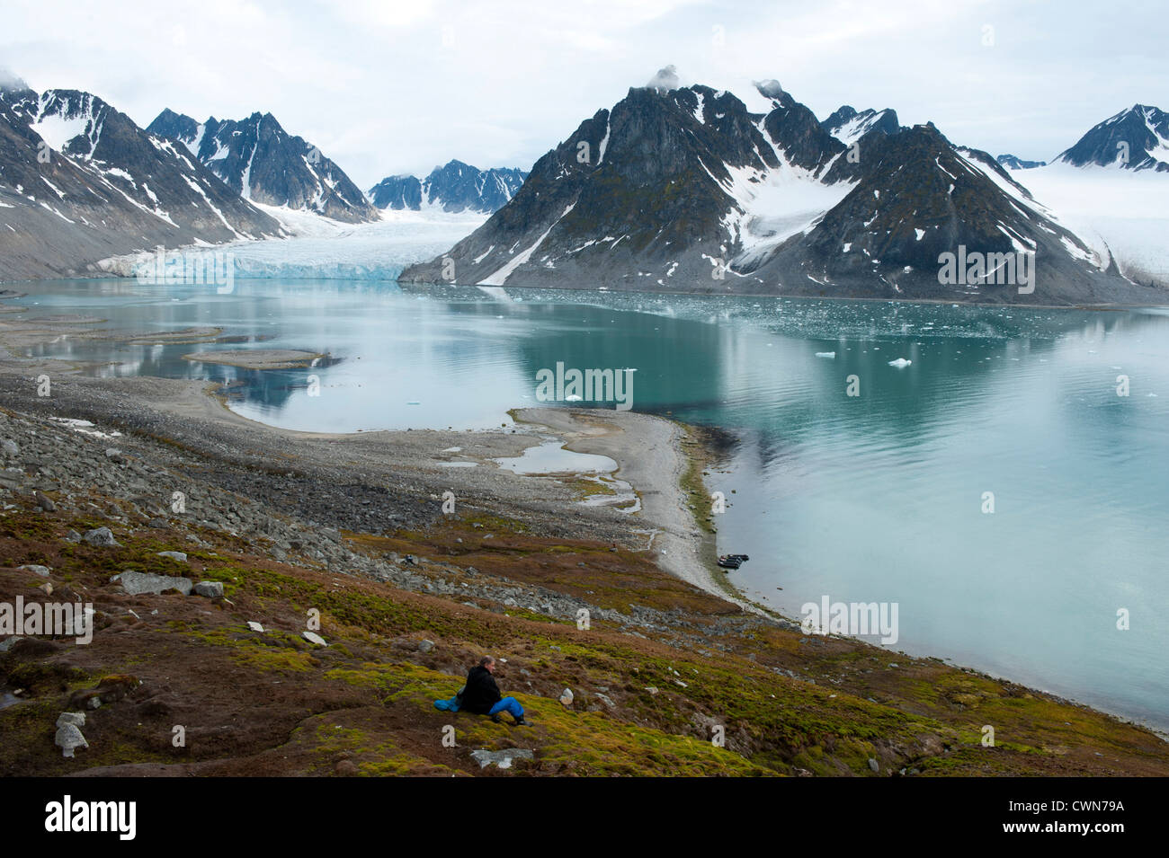 Touristen, die mit Blick auf Magdalenefjord, Arktis, Spitzbergen, Svalbard Stockfoto