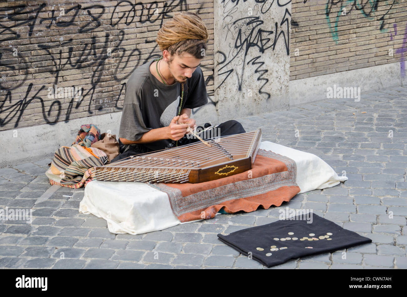 Straßenmusiker auf der Straße von Rom Stockfoto