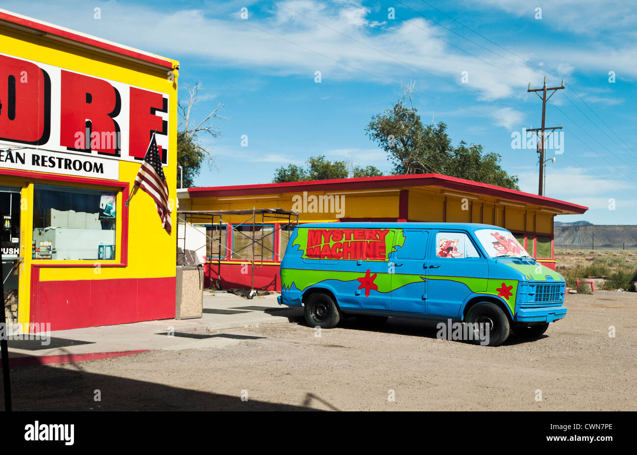 Eine maßgeschneiderte van auszusehen wie die Geheimnis-Maschine aus der Zeichentrickserie "Scooby Doo". Stockfoto