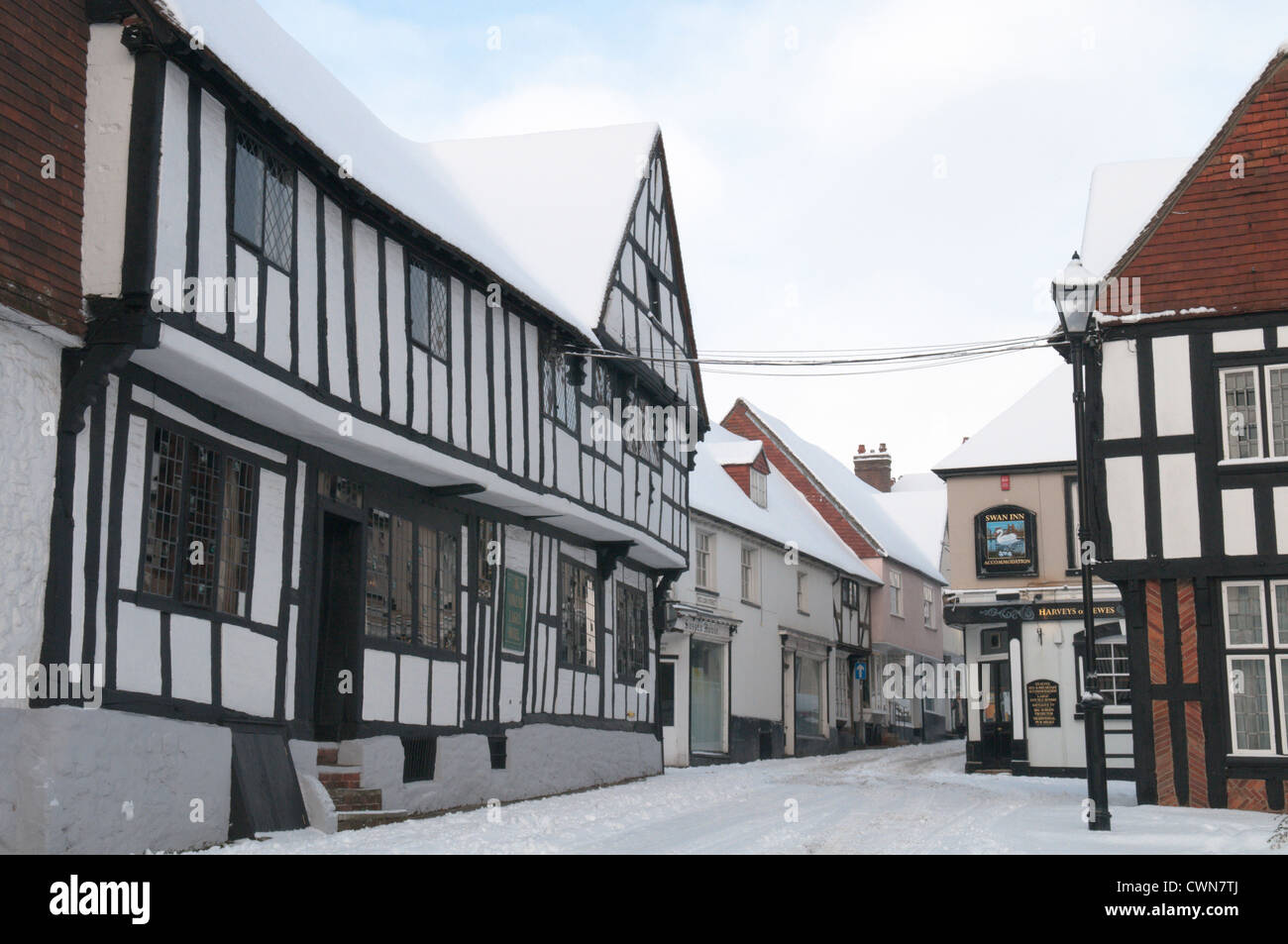 Schnee im Dezember. South Street führt zu Red Lion Street, Midhurst, West Sussex, UK. South Downs National Park. Stockfoto