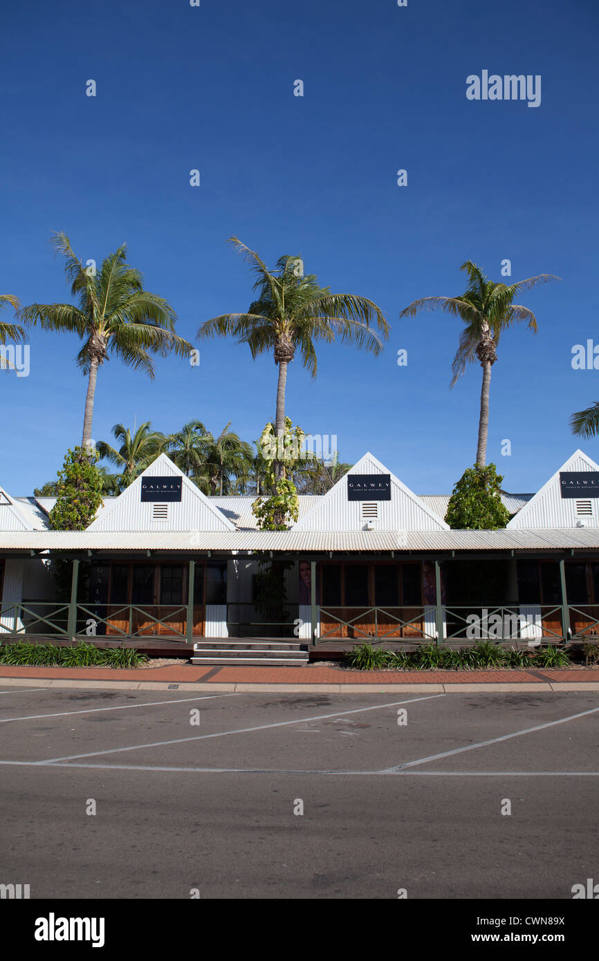 Highstreet Geschäfte und Palmen in Broome, Western Australia Stockfoto