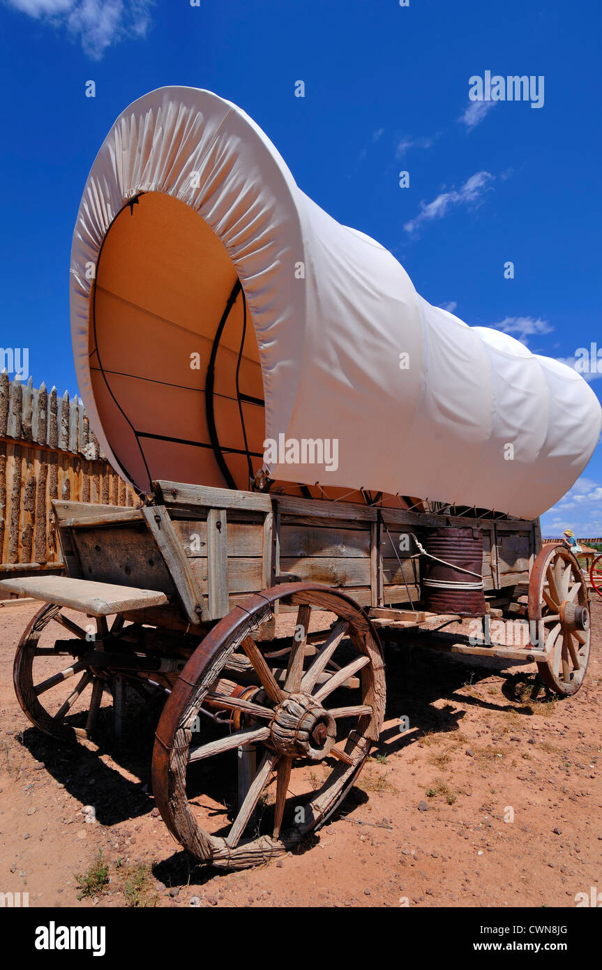 Planwagen, auch bekannt als Prärie-Schoner, ist eine kulturelle Ikone des amerikanischen Wilden Westens. Dieses war in Utah, USA Stockfoto