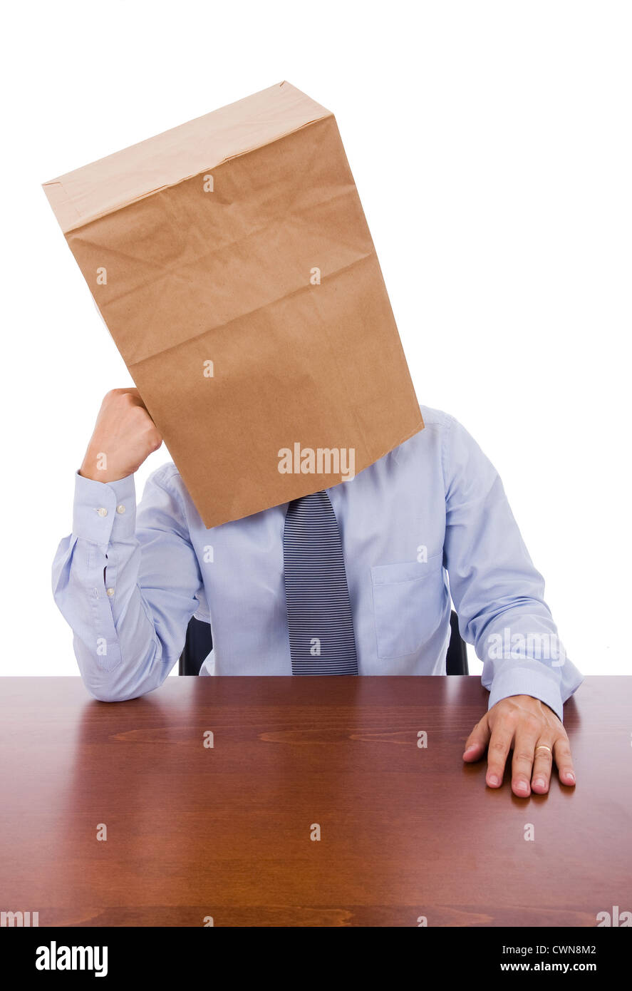 Ein Geschäftsmann mit einer Pappe Tasche auf den Kopf mit einem nachdenklichen Ausdruck Stockfoto