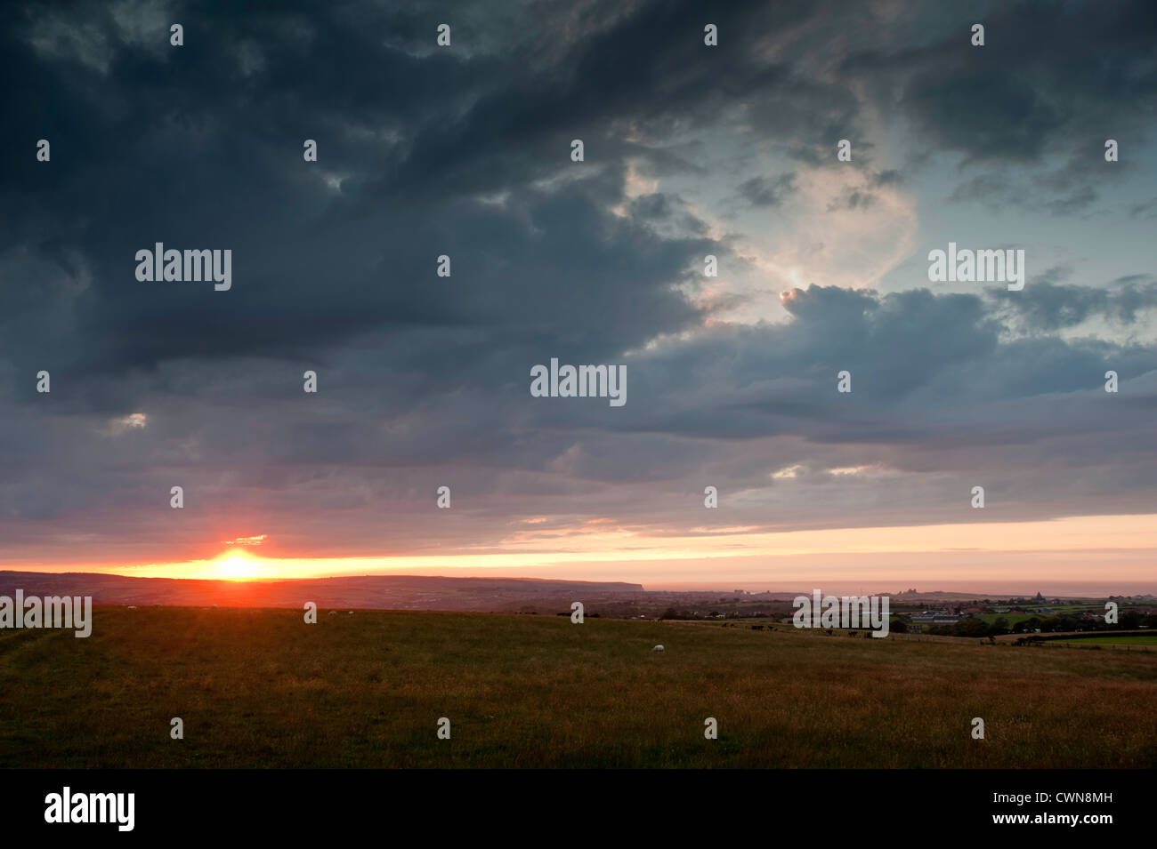 Sonnenuntergang und dramatischer Himmel über ländliche Landschaft in der Nähe von Whitby, North Yorkshire, Vereinigtes Königreich Stockfoto