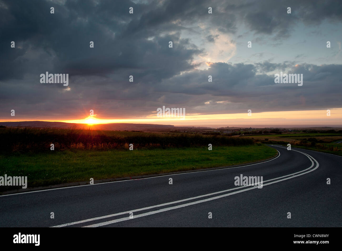 Sonnenuntergang und dramatischer Himmel über ländliche Landschaft in der Nähe von Whitby, North Yorkshire, Vereinigtes Königreich Stockfoto