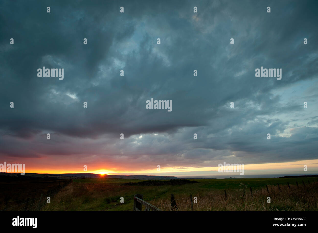 Sonnenuntergang und dramatischer Himmel über ländliche Landschaft in der Nähe von Whitby, North Yorkshire, Vereinigtes Königreich Stockfoto