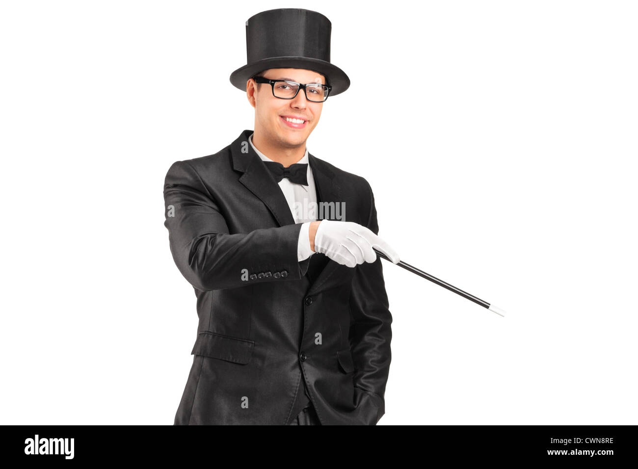 Ein Zauberer hält ein Zauberstab posing isoliert auf weißem Hintergrund Stockfoto