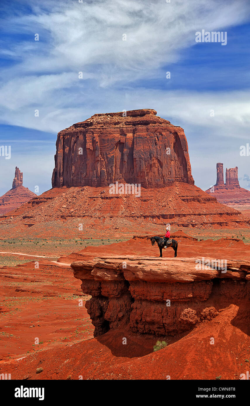 Navajo-Indianer zu Pferd am John Ford Point im Monument Valley in Utah, Vereinigte Staaten von Amerika. Stockfoto
