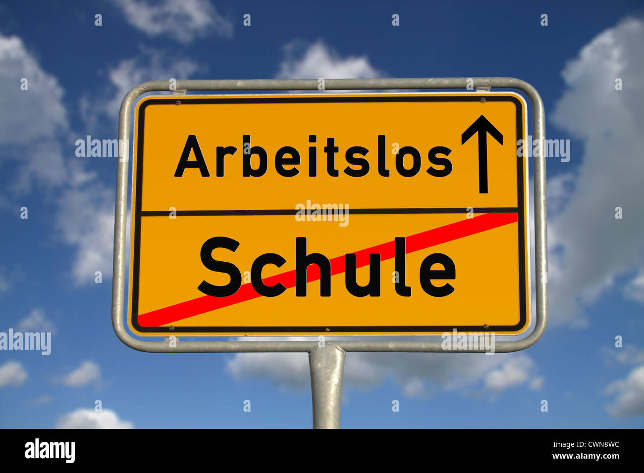 Deutsche Schule Zeichen und Arbeitslose mit blauem Himmel und weißen Wolken Stockfoto