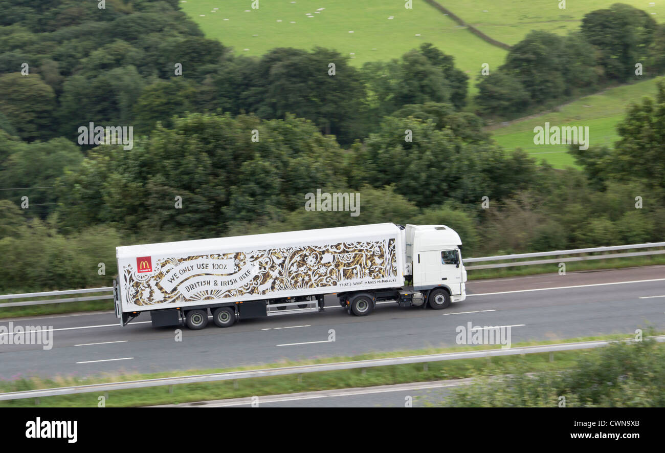 Eines Sattelschleppers in MacDonalds Lackierung eine Aufwärtstendenz auf die M6 in der Nähe von Tebay Süden unterwegs. Stockfoto